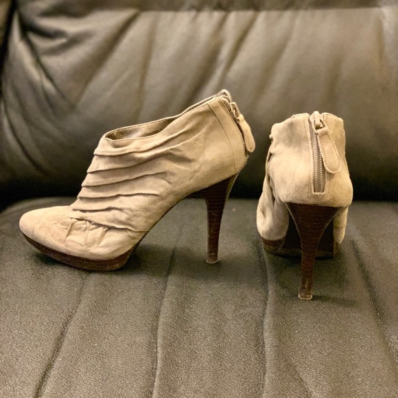 Banana Republic suede gray heeled booties size 6.5 - Picture 2 of 4
